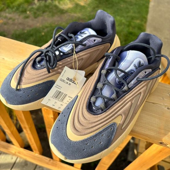 BRAND NEW ADIDAS Originals Ozelia Womens US 7 - Picture 4 of 6